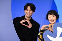 丸を作る森崎ウィンと小林聡美。