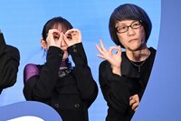 丸を作る吉岡里帆と荻上直子監督。