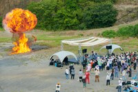 爆炎が上がる会場の様子。（撮影：入江達也）