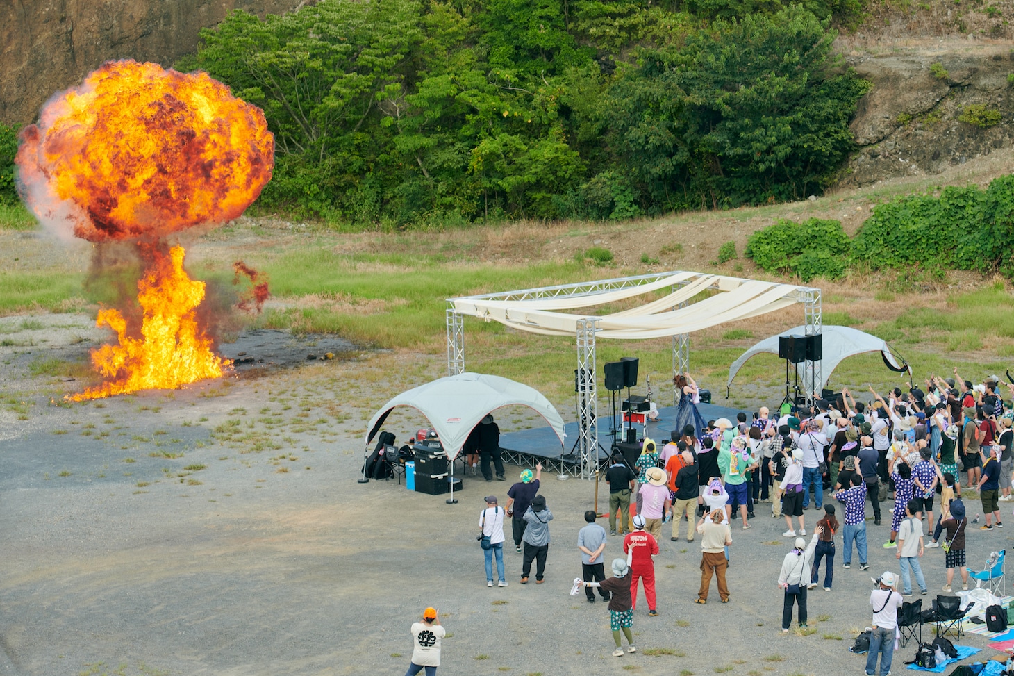 爆炎が上がる会場の様子。（撮影：入江達也）