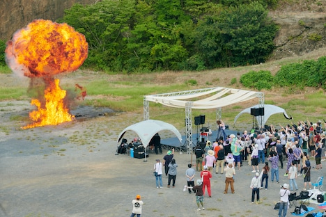 爆炎が上がる会場の様子。(撮影:入江達也)