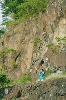 崖の上に駆け上がった眉村ちあき。（撮影：入江達也）