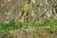崖の上に駆け上がった眉村ちあき。（撮影：入江達也）