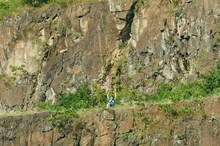 崖の上に駆け上がった眉村ちあき。（撮影：入江達也）