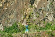 崖の上に駆け上がった眉村ちあき。(撮影:入江達也)