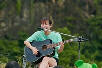 眉村ちあきのアコースティックライブの様子。（撮影：入江達也）