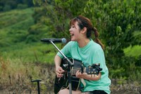 眉村ちあきのアコースティックライブの様子。（撮影：入江達也）