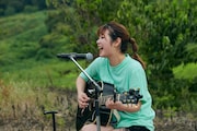 眉村ちあきのアコースティックライブの様子。(撮影:入江達也)