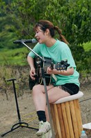 眉村ちあきのアコースティックライブの様子。（撮影：入江達也）