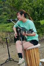 眉村ちあきのアコースティックライブの様子。（撮影：入江達也）