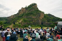 眉村ちあきのアコースティックライブの様子。（撮影：入江達也）