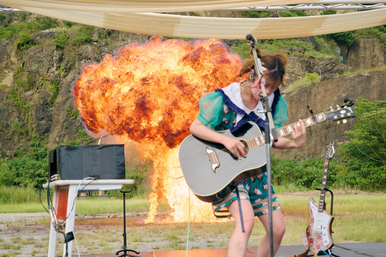 眉村ちあきが「爆破ライブ」の夢叶えた採石場でのお誕生日会 爆炎を背
