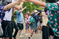 手を取り合う観客の下をくぐる眉村ちあき。（撮影：入江達也）