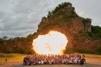 ライブ参加者との記念写真。（撮影：入江達也）