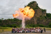 ライブ参加者との記念写真。（撮影：入江達也）