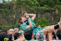 爆破撮影を終えて盛り上がる眉村ちあきと参加者。（撮影：入江達也）