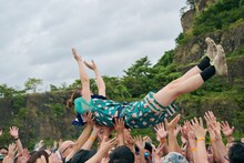 爆破撮影を終えて盛り上がる眉村ちあきと参加者。（撮影：入江達也）