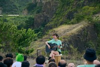 眉村ちあきのアコースティックライブの様子。（撮影：入江達也）