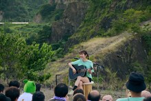 眉村ちあきのアコースティックライブの様子。（撮影：入江達也）