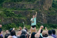 眉村ちあきのアコースティックライブの様子。（撮影：入江達也）