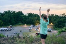 帰路に就く参加者たちに手を振る眉村ちあき。（撮影：入江達也）