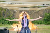 爆炎を背に歌う眉村ちあき。（撮影：入江達也）