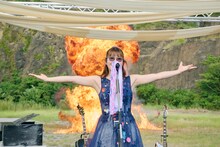 爆炎を背に歌う眉村ちあき。（撮影：入江達也）