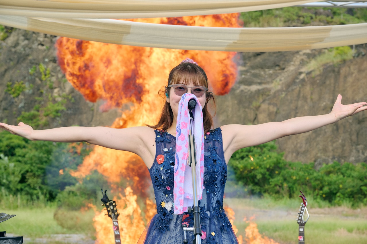 眉村ちあきが「爆破ライブ」の夢叶えた採石場でのお誕生日会　爆炎を背に歌い、断崖絶壁を駆け上がる