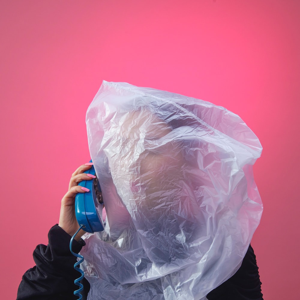 Furui Rihoが顔を隠して電話、新作で“本音を言えない大人の恋”歌う