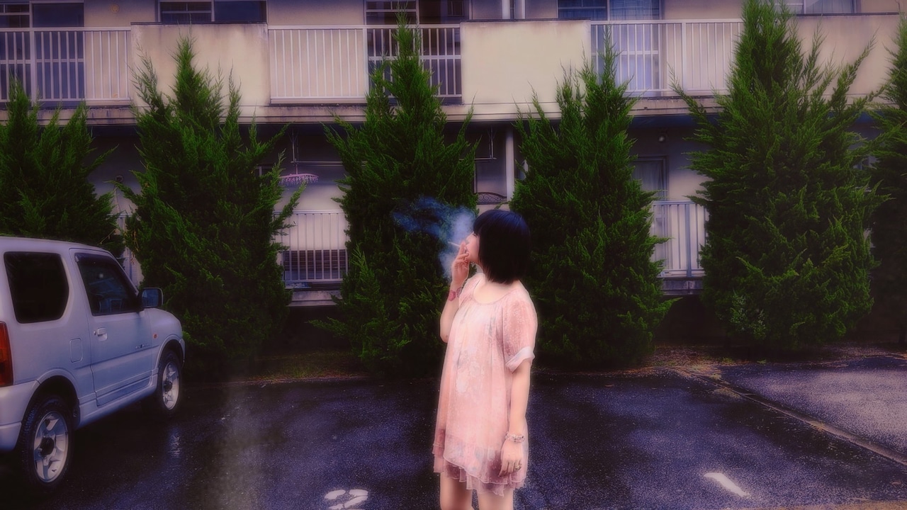 大森靖子が地元愛媛へ、土砂降りの団地で佇む「桃色団地」MV