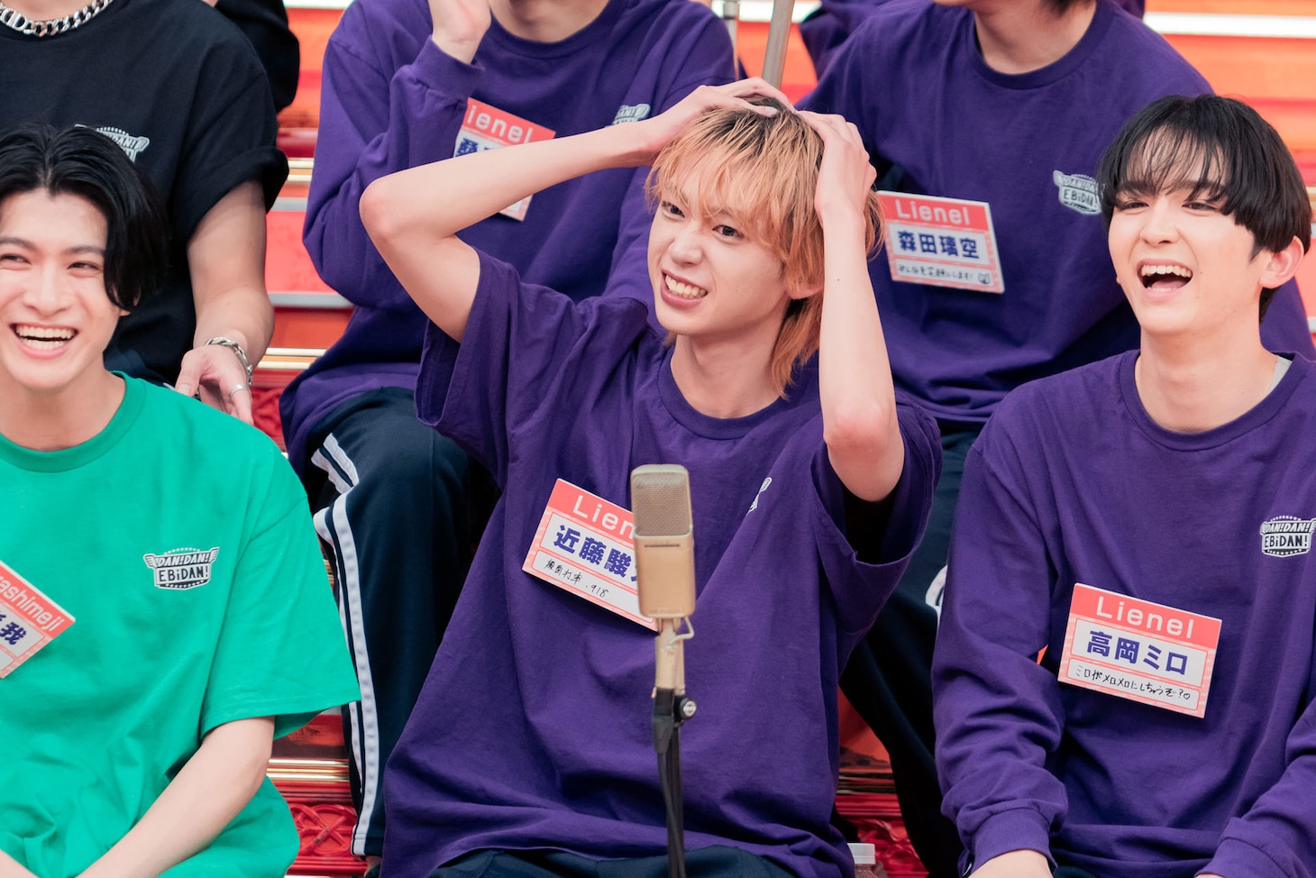 頭を抱える近藤駿太（Lienel / 中央）。(c)「DAN! DAN! EBiDAN!」製作委員会