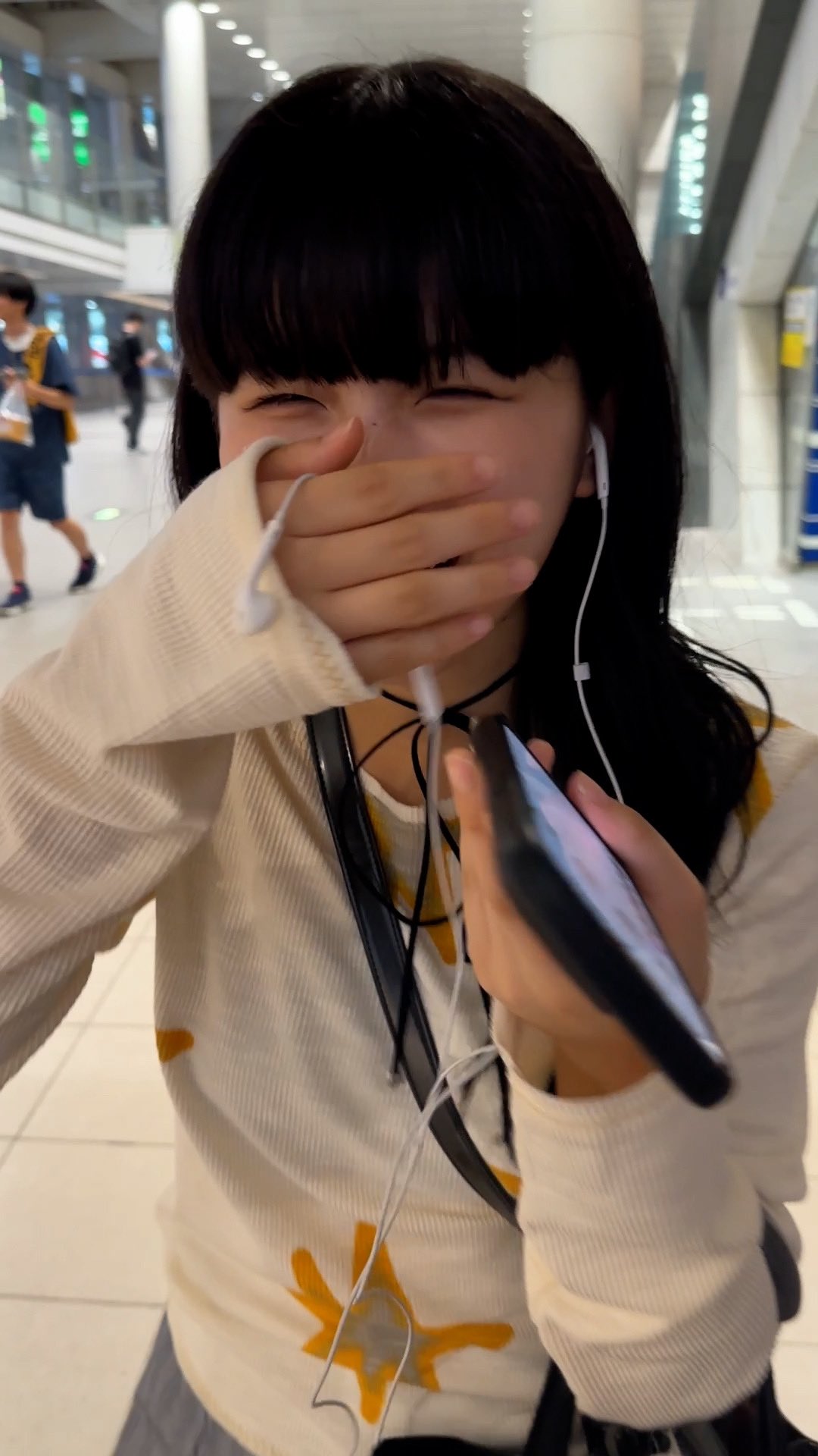 浪漫革命「世界に君一人だけ」ミュージックビデオより。