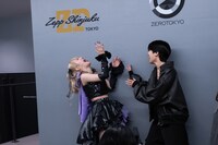 ゲストの小島はな（右）を招いて円陣の掛け声を上げるも噛んでグダグダになってしまう桜木心菜（左）。