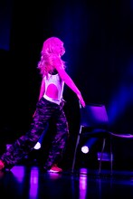 椅子を使ったダンスパフォーマンスを披露する桜木心菜。