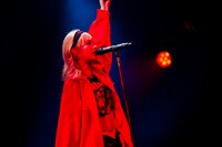 特攻服を着て氣志團「喧嘩上等」を歌う桜木心菜。