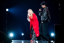 ステージ上で食事の約束をする桜木心菜（左）と小島はな（右）。