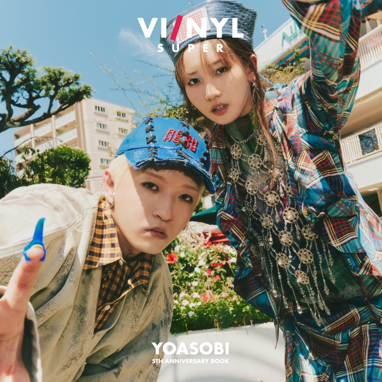 YOASOBIの5周年記念本は写真集のような仕上がり、銀座で無料の展覧会も