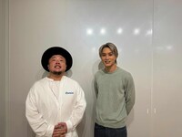 左からHIPPY、鈴木伸之。