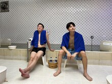 高橋茂雄（サバンナ）と高地優吾（SixTONES）。(c)TOKYO MX