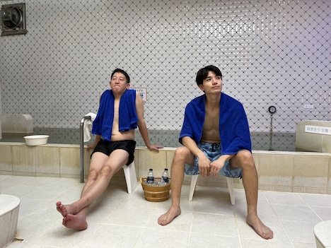 高橋茂雄(サバンナ)と高地優吾(SixTONES)。(c)TOKYO MX