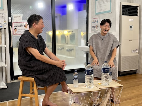 高橋茂雄(サバンナ)と高地優吾(SixTONES)。(c)TOKYO MX