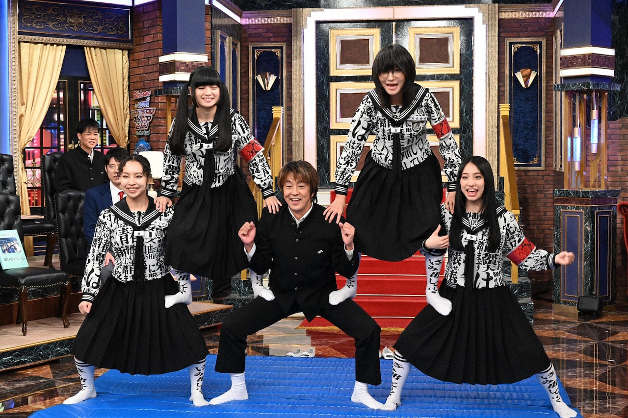 新しい学校のリーダーズが「しゃべくり007」初登場、SUZUKAの両親も参戦