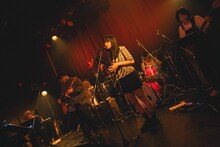 スカートと井上花月（Laura day romance）。（撮影：廣田達也）