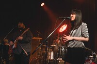 スカートと井上花月（Laura day romance）。（撮影：廣田達也）