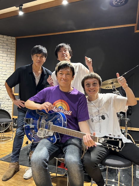 JUN SKY WALKER(S)クラウドファンディングのリターンとして用意されたサイン入りGRETSCHとメンバーたち。