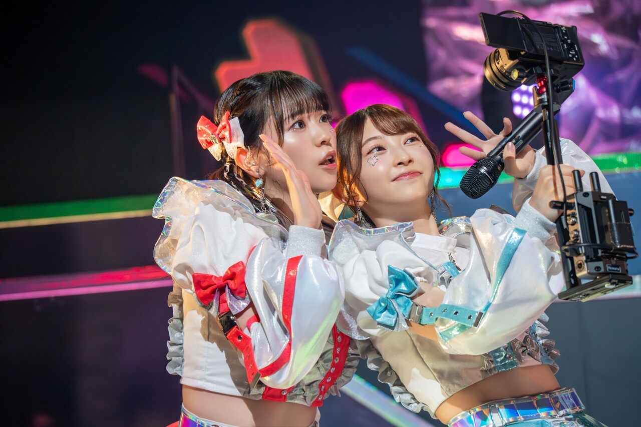 坂井仁香 辻野かなみ チェキ 手持ちカメラに目線を送る坂井仁香と辻野かなみ。 - 超ときめき