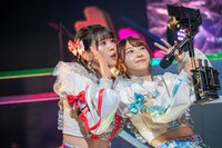 手持ちカメラに目線を送る坂井仁香と辻野かなみ。