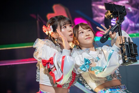 手持ちカメラに目線を送る坂井仁香と辻野かなみ。