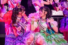 左から虹のコンキスタドールの鶴見萌、石浜芽衣。