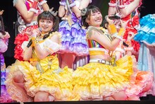 左から虹のコンキスタドールの川端優、的場華鈴。